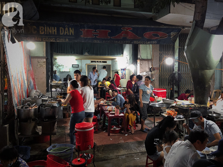 Nhân viên phục vụ tại quán ốc Quy Nhơn Nhân viên phục vụ tại quán ốc Quy Nhơn