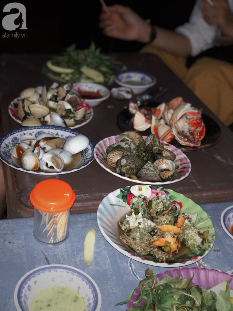 mua-he-di-quy-nhon-hay-ghe-ngay-quan-oc-sieu-dong-goi-mon-khong-can-nhin-gia-nay-oc-bien-sang-chanh-20k-dia-hau-5k-con-ivivu-13