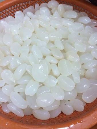 Lựa hạt non và nấu đủ độ sẽ cho thành phẩm vừa dẻo, vừa giòn, quyện đường phèn nên ngọt thanh, bỏ thêm đá hoặc sữa chua vào ăn rất mát. Ảnh: anngonnhatrang.com