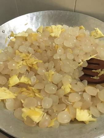 Cách làm món này tương tự như hạt đác rim đường, lưu ý nhỏ là trước khi cho dứa vào đảo cùng hạt đác ngâm đường thì phải chần qua nước sôi. Ảnh: Ruby Nguyễn