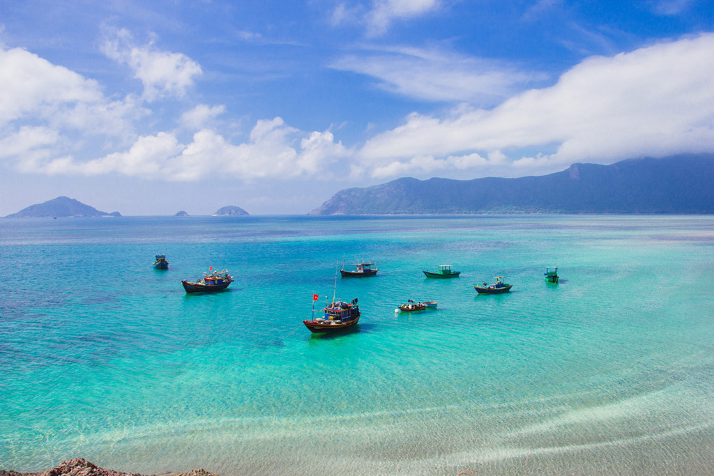 Toàn cảnh bãi Lò Vôi nhìn từ chân núi Con Voi. Ngày nước ròng, du khách có thể đi bộ ra đến tận nơi neo tàu.