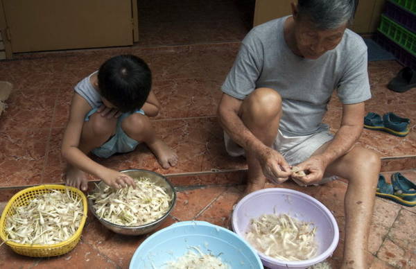 Cháu phụ ông lặt kiệu - Ảnh: Trân Duy