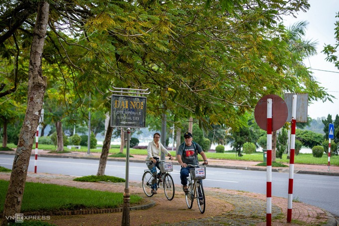 Khách du lịch Huế đạp xe ngắm lá vàng rơi trên đường Trần Hưng Đạo
