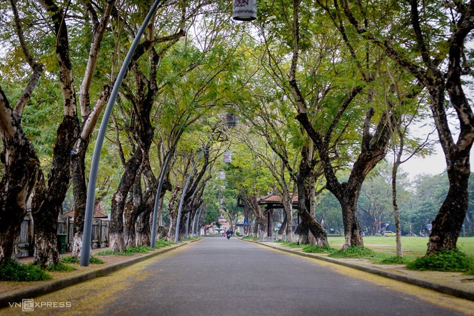 Khung cảnh yên bình trước Đại Nội thu hút khách du lịch Huế