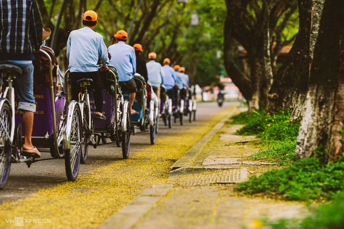 Du khách trải nghiệm xích lô khi đi du lịch Huế mùa thu