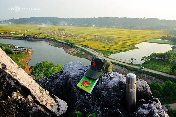 Ngắm nhìn đồng ruộng nhuộm sắc vàng óng ả từ chùa Vô Vi