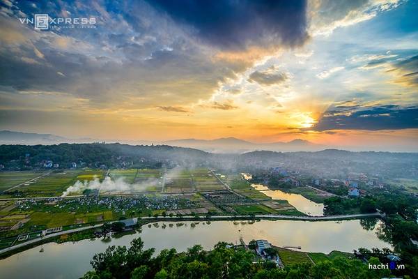 Toàn cảnh thung lũng lúa chín vàng lúc hoàng hôn