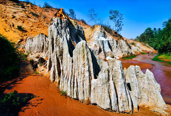 Hai bên suối Hồng Phan Thiết là bức tường nhũ đá