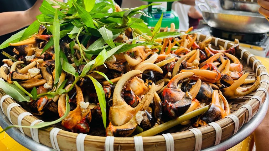 Càng cua luộc đặc sản mùa nước nổi miền Tây