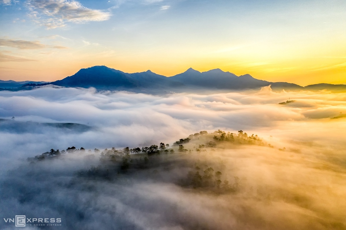 Sương sà xuống đồi thông ở Lạc Dương, phía xa là núi Langbiang.  Đối với các du khách chưa từng đi săn sương Đà Lạt, chưa nắm rõ đường đi có thể tham khảo lịch trình, địa điểm từ nhiếp ảnh gia và người dân địa phương để đảm bảo an toàn.