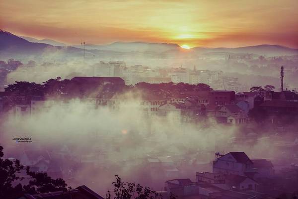 Nếu có dịp tới Đà Lạt, bạn sẽ được tận hưởng tận hưởng sắc trời 4 mùa trong một ngày. Sáng sớm là thời tiết của mùa xuân, buổi trưa là mùa hạ, buổi chiều là mùa thu, đêm là mùa đông. Cả thành phố dịu mát khiến lòng người cũng cảm thấy vui vẻ, dễ chịu và yên bình.