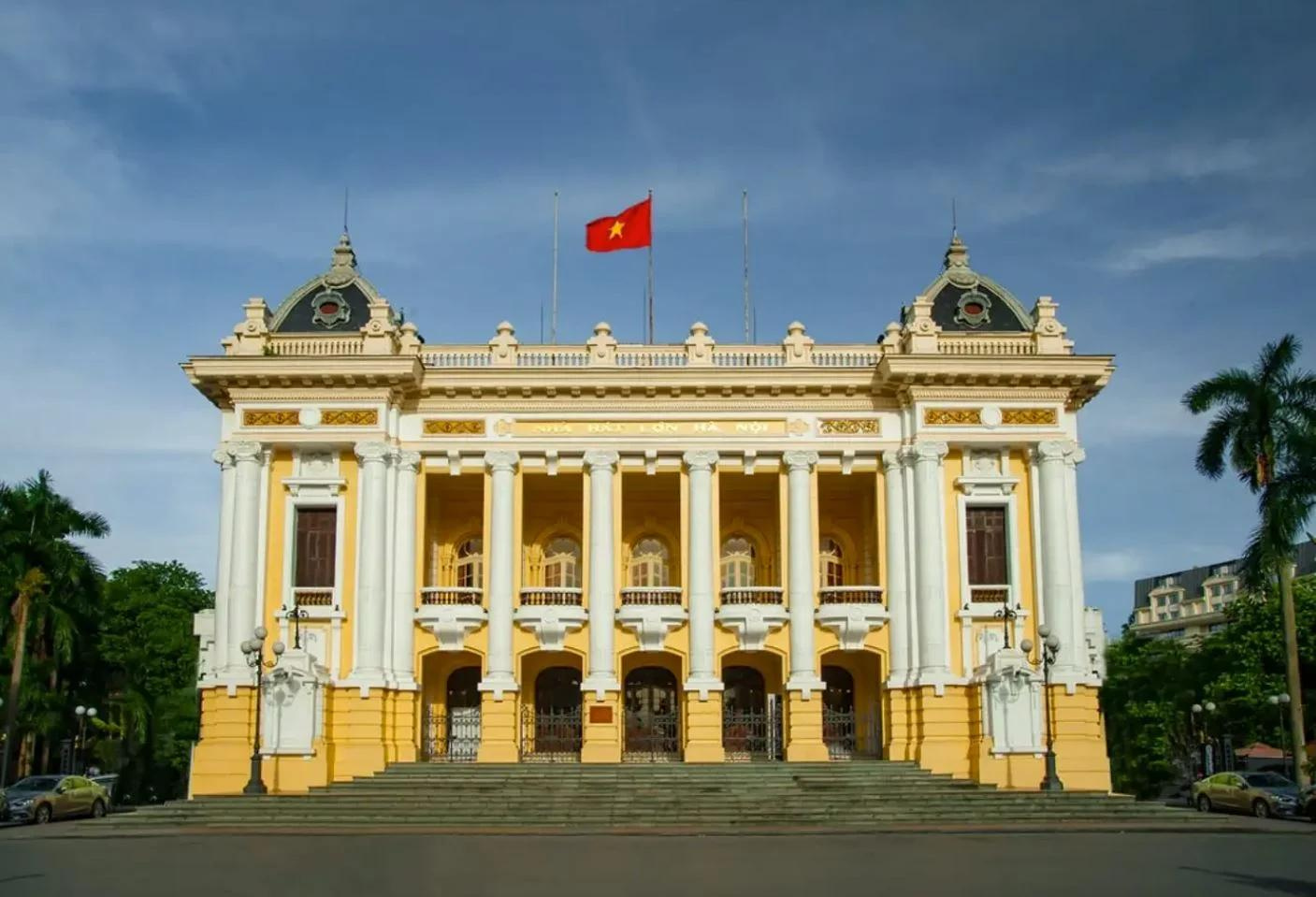 Nhà hát lớn Hà Nội trong ánh nắng mùa Thu