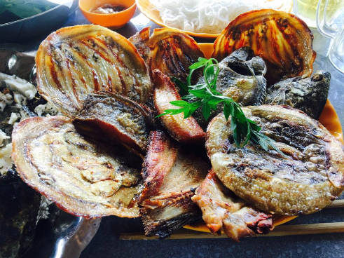 Mẻ khô nướng thơm giòn làm mê hoặc lòng khách phương xa