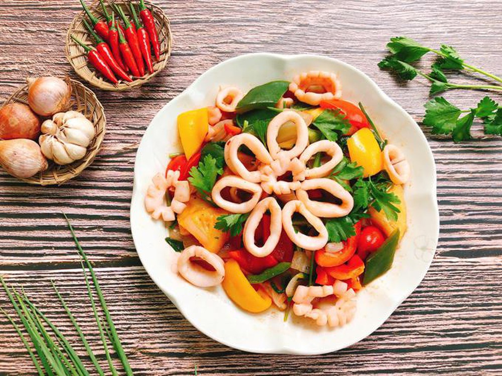 Bữa tối ngon miệng với món mực xào ớt chuông siêu dễ làm