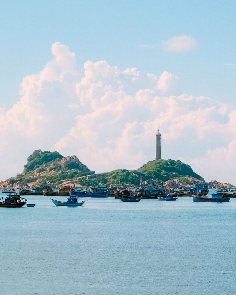 Ngọn hải đăng nhìn từ xa tại Mũi Kê Gà
