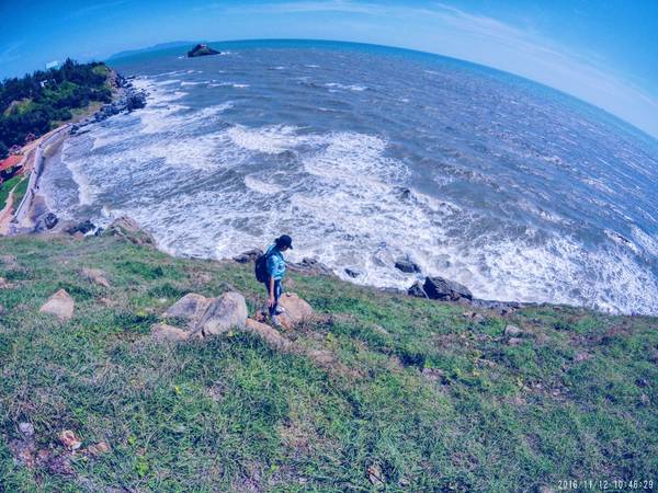 Bãi biển Vọng Nguyệt tại Mũi Nghinh Phong Vũng Tàu với những con sóng liên tục xô vào bờ, phía xa xa là hòn Bà.