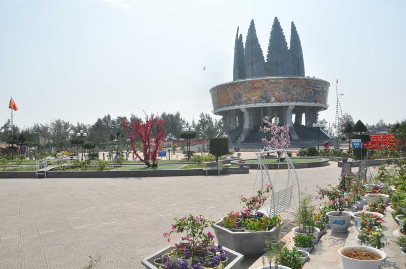 Khuôn viên đầy cây và hoa. Ảnh: Báo Hòa Bình.
