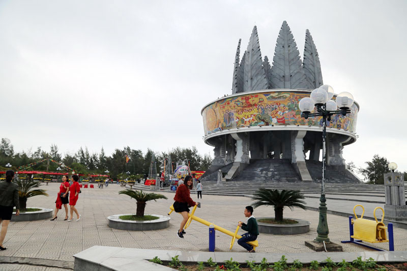 Vui chơi ở quảng trường mũi Sa Vĩ. Ảnh: Báo Quảng Ninh.