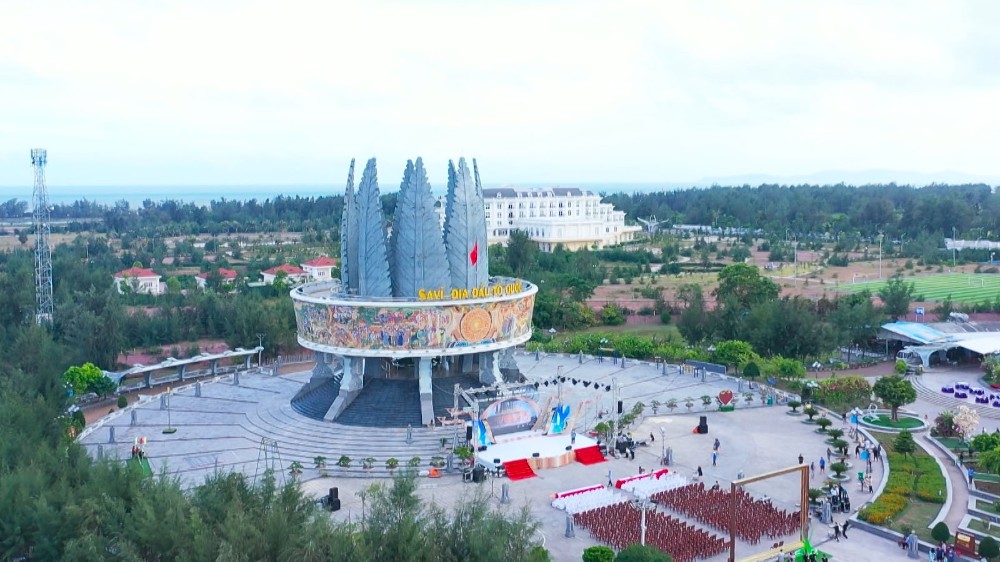Cụm thông tin mũi Sa Vĩ nhìn từ trên cao. Ảnh: Thành phố Móng Cái.