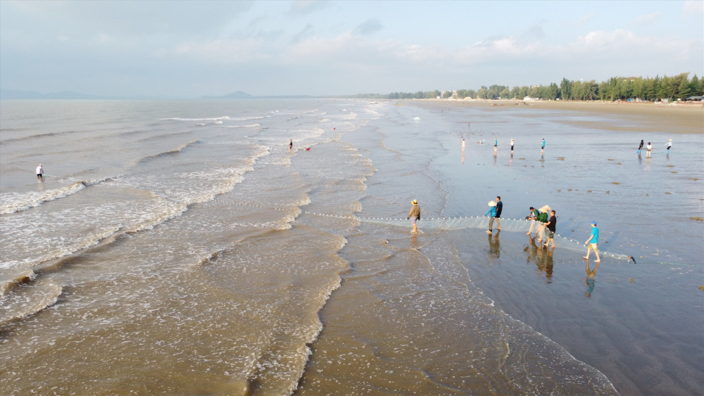 Bãi biển Trà Cổ. Ảnh: Báo Lao động.