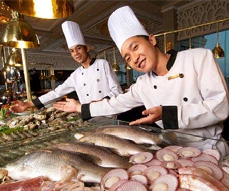 Hội quán Club House - Ocean Vista thuộc Sea Links City, phục vụ hơn 100 món ăn từ các món khai vị độc đáo đến các món hải sản tươi sống được đánh bắt ngay tại biển Mũi Né