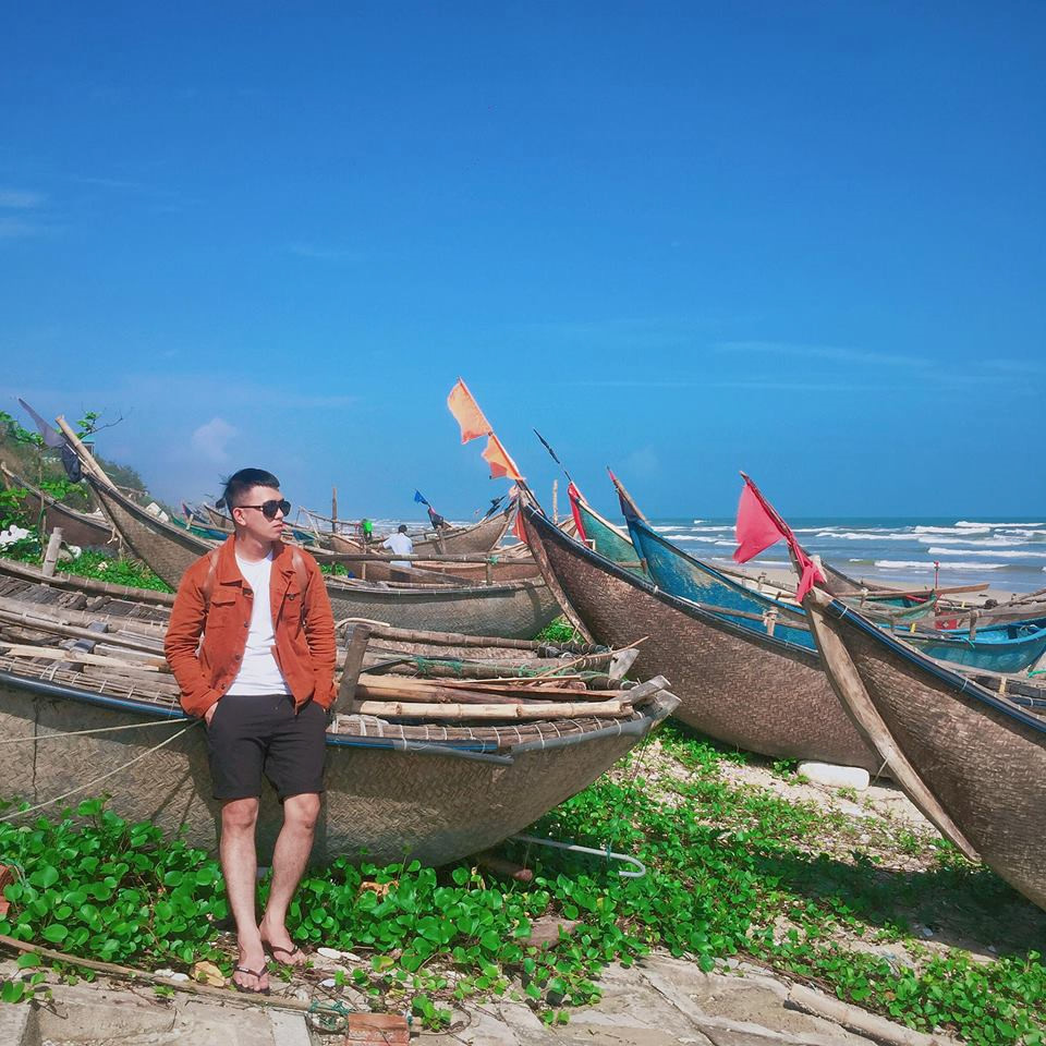 Bãi biển hoang sơ sát làng bích họa Tam Thanh