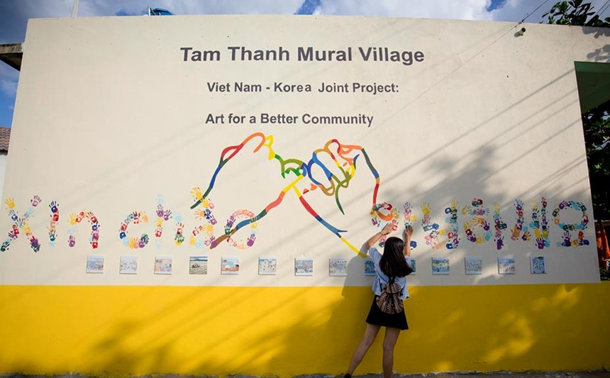 Xuất hiện từ năm 2016, Tam Thanh là ngôi làng bích họa đầu tiên ở nước ta, sản phẩm của dự án giao lưu mỹ thuật cộng đồng Hàn Quốc - Việt Nam. Các họa sĩ 2 nước đã “phù phép” cho bức tường cũ kỹ của hơn 100 ngôi nhà trong làng trở thành những bức tranh 3D sinh động, độc đáo. Ảnh: Nguyễn Ngọc Pháp.