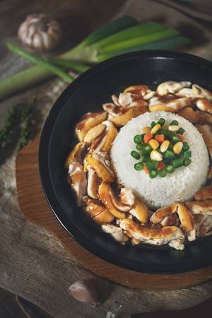 Cơm xèo Gò Vấp thơm ngon với phần cơm được chế biến trong chảo gang
