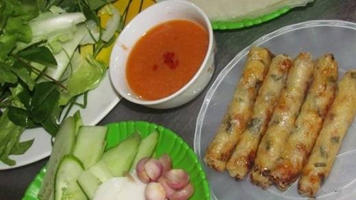 Nhiều người đã quá quen với ram bắp – một món đặc sản của đất Quảng Ngãi và “đổ đứ đừ” món ăn bình dân mà ngon tuyệt này. Những cuộn ram bắp thơm lừng, giòn rụm tan trong miệng, vừa có cái bùi bùi của bắp, mùi thơm của bánh tráng vừa chín tới… ẩm thực miền Trung luôn có nét riêng quyến rũ đến lạ thường như thế. (Ảnh: Internet)