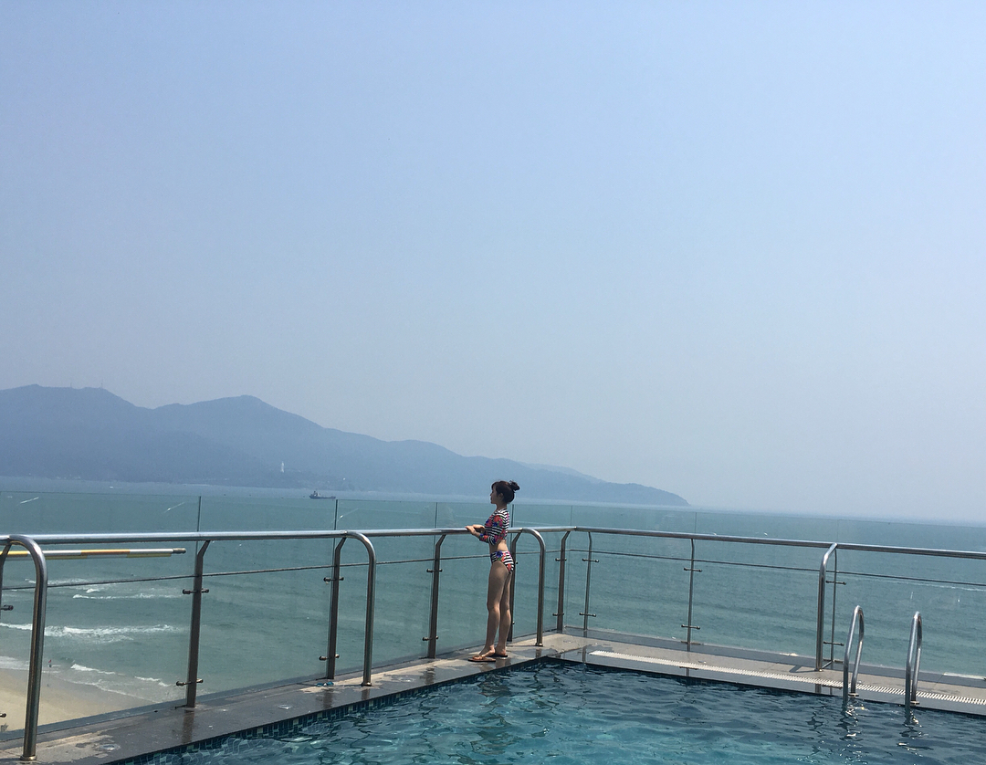 Mường Thanh Luxury Đà Nẵng view hồ bơi và biển