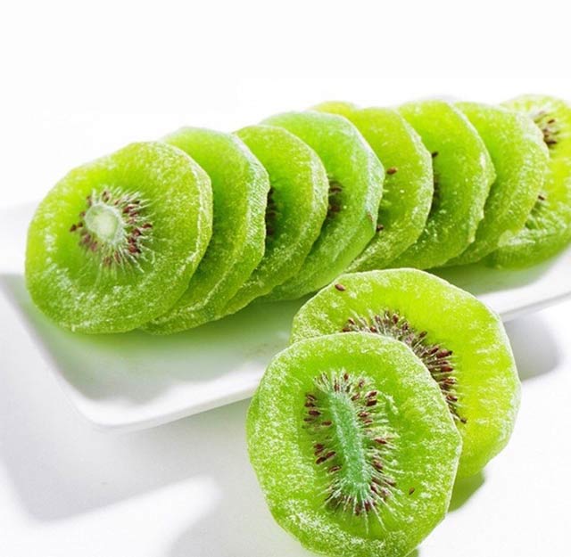 Mứt kiwi xanh bắt mắt trong mứt Tết
