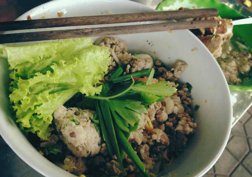 Mì khô thập cẩm ăn trưa Sài Gòn