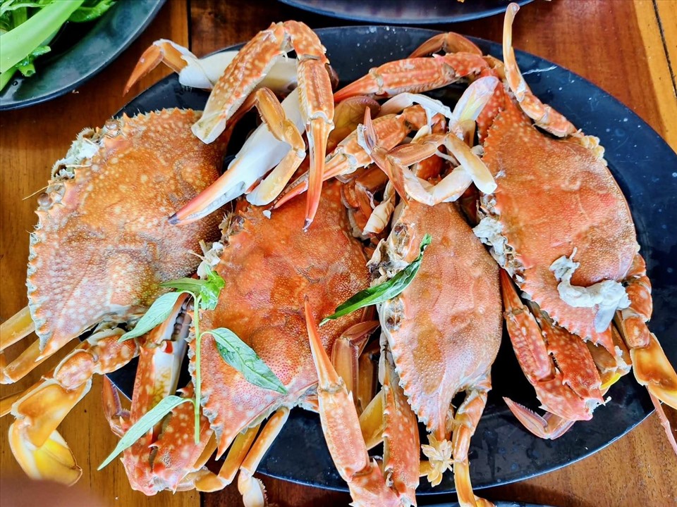 Thưởng thức hải sản tươi sống bên bờ biển Nam đảo Phú Quốc