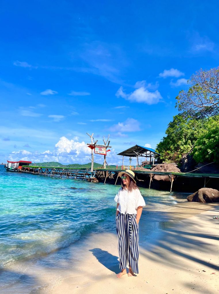 Làn nước trong vắt như gương tại hòn Móng Tay Nam đảo Phú Quốc