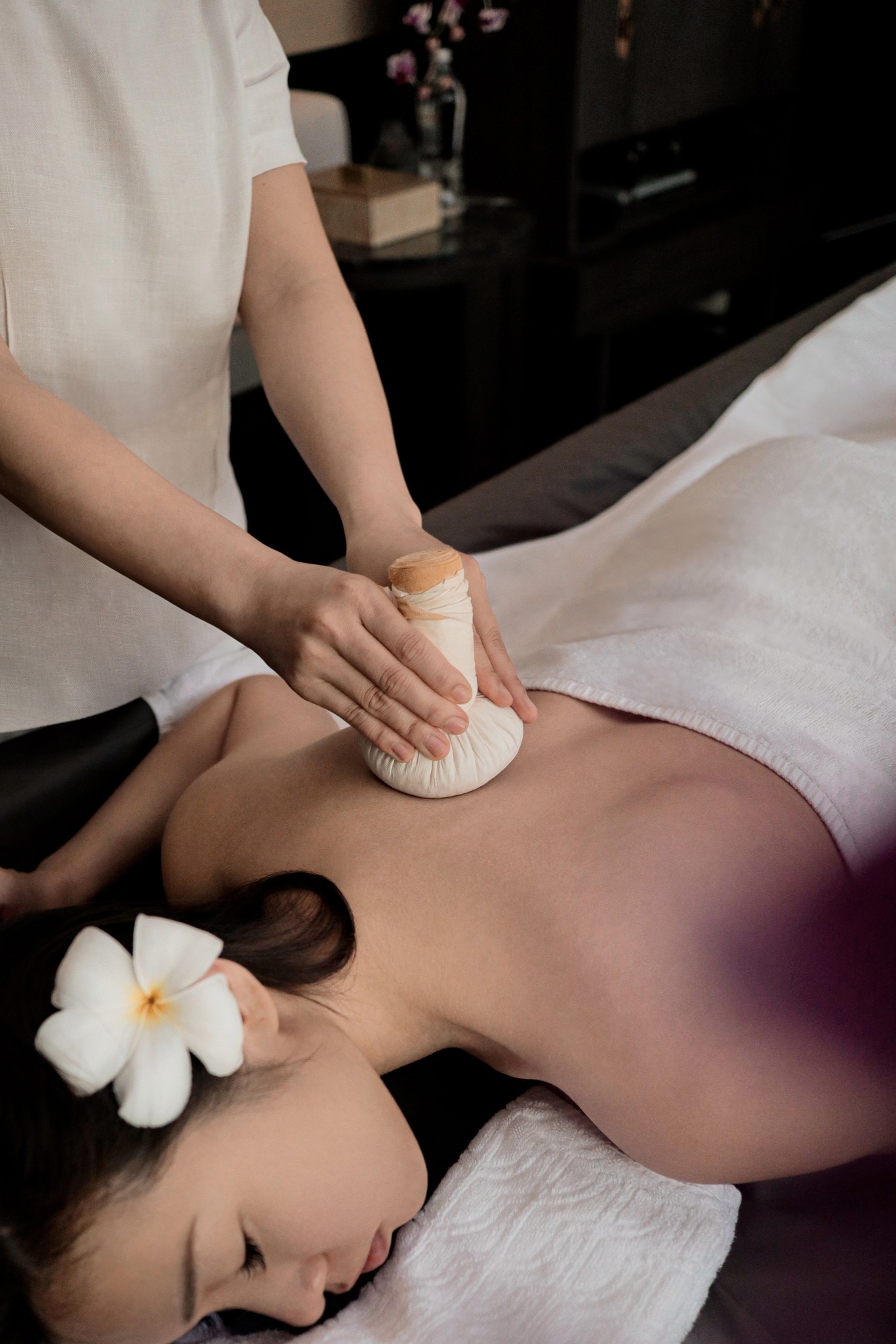 Liệu pháp đắp cát thạch anh tại Regent Phú Quốc