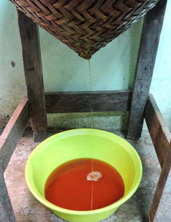 Đổ nước mắm Nam Ô mới lọc vào vại sành ủ hương tự nhiên