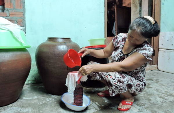 Nước mắm Nam Ô tỉ mỉ lọc nhiều lần đạt độ vàng sóng sánh