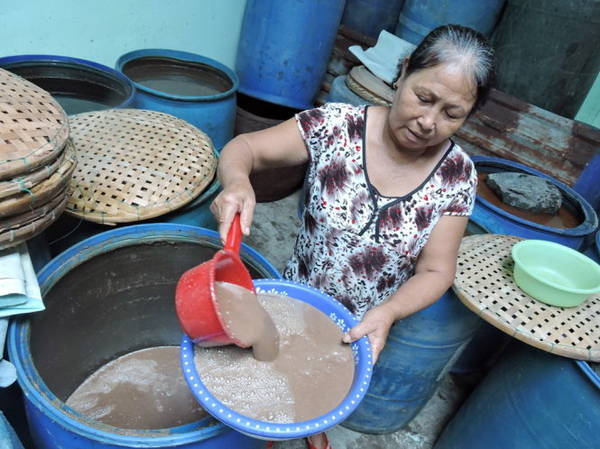 Lấy vỉ chèn ra, trộn đều mắm chuẩn bị mang đi lọc - Ảnh: Tthanh Ly