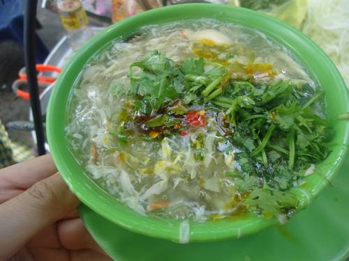 Súp cua nhà thờ Đức Bà  Gánh súp cua gần nhà thờ Đức Bà ở số 84 đường Nguyễn Du có từ lâu đời, luôn đông khách mỗi buổi xế chiều. Tùy theo thành phần, súp cua ở đây được chia thành ba loại khác nhau. Quán có súp cua thập cẩm với trứng vịt bắc thảo và bò viên được nhiều người yêu thích. Điểm trừ là đồ ăn hơi mặn. Giá một tô từ 15.000 đến 25.000 đồng. Ảnh: Hồng Giang.