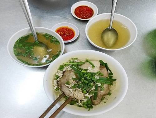 Mì cật Trương Định  Đây cũng là một quán hủ tiếu mì lâu năm ở quận 1. Các món chính của quán là hủ tiếu hay hủ tiếu mì cật, nạc, xương; chia thành 2 cách chế biến khô và nước, dai và mềm. Sợi mì không quá dai cũng không quá mềm, các miếng cật có độ giòn, chấm với sa tế để cảm nhận vị cay đậm đà. Điểm trừ là quán có không gian nhỏ, khi đông khách thì tạo cảm giác chật chội và hơi nóng. Một tô giá từ 28.000 - 46.000 đồng. Ảnh: Thiên Trương.