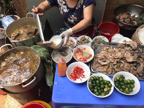 Bát bún ngan tại quán vỉa hè Hà Nội giá 40.000 đồng