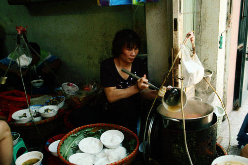 Bún ốc Hàng Chai - Gánh bún ốc ba thế hệ ở phố cổ Hà Nội