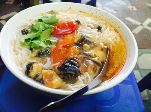 Bánh giò Nguyễn Công Trứ - Quán vỉa hè Hà Nội trong ngõ chợ