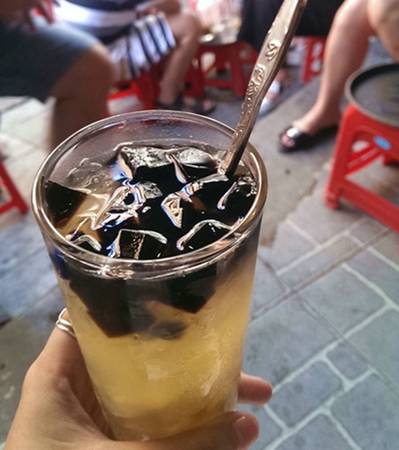 Cốc chè sen nhãn dừa tại quán vỉa hè Hà Nội