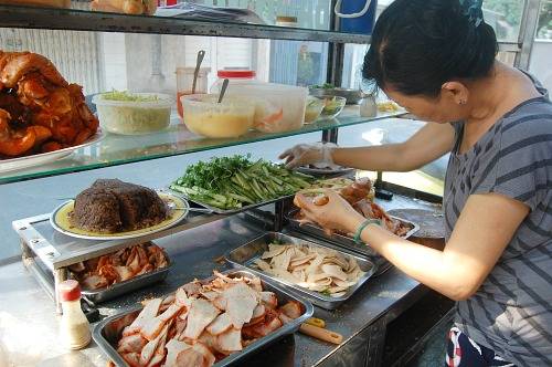 Xe bánh mì Bảy Hổ  Gần 80 năm trước, ông Trần Văn Hậu quê gốc ở tỉnh Hà Nam Ninh (cũ) bán món bánh mì kẹp thịt, pate và chả lụa ở con đường nhỏ Huỳnh Khương Ninh, quận 1, lấy tên là Bảy Hổ. Qua ba thế hệ, món bánh mì ở đây vẫn luôn hút khách do thịt, chả, pate đều được nhà làm theo công thức gia truyền. Riêng pate vừa hấp vừa nướng nên cho vị ngậy đặc trưng hòa hợp với nhân ổ bánh. Ảnh: Khánh Ly.