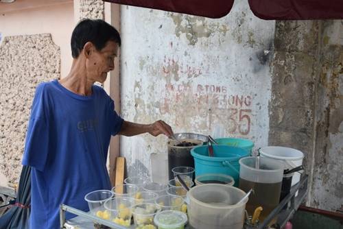 Xe chè Dương Quá  Trên đường Nguyễn Văn Thủ có một xe chè nhỏ luôn tấp nập khách mỗi buổi trưa. 30 năm qua, ông Thể dậy sớm nấu chè đậu, chè củ năng, sương sa hạt lựu, bánh flan… , khoảng 10h thì đẩy xe chè ra góc đường bán. Ảnh: Thanh Tuyết.