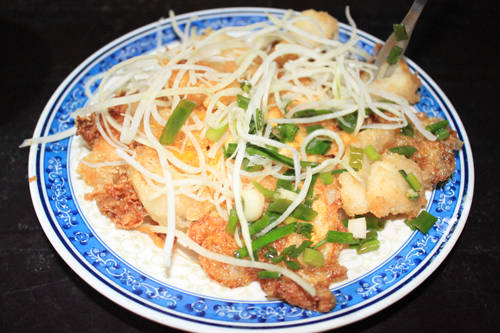 Bột chiên ở đây có đầy đủ các thành phần như bột chiên, trứng, đu đủ bào sợi và nước tương. Tuy nhiên, những miếng bột dùng để chiên được pha với một công thức riêng nên bột chiên xong có màu trắng đục, giòn bên ngoài, bên trong mềm nhưng không bở. Xe bột chiên bắt đầu bán từ 16h đến khoảng 23h, mỗi đĩa bột chiên ở đây có giá  từ 15.000 đồng. Ảnh: Huấn Phan.