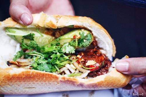 Chất lượng thịt nướng được đánh giá là ngon, đậm đà.. Xếp hàng, đợi nửa tiếng để có được món ăn là chuyện bình thường ở quán này. Và nếu bạn lên tiếng phàn nàn, sẽ nhận lại thái độ từ chủ quán, nên ở đây còn được gọi là bánh mì “chảnh” nhất Sài Gòn. Một ổ bánh mì có giá 18.000 đồng. Ảnh: Eatwitheva.