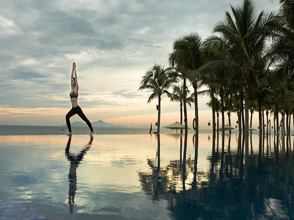 Chăm sóc sức khỏe tại Naman Retreat Đà Nẵng: Du khách có thể tập yoga trước biển và đón bình minh.