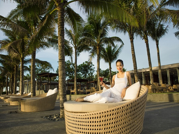 Nhiều loại hình dịch vụ tại Naman Retreat Đà Nẵng: Đến Sitini Pool Bar, gọi một ly cocktail ngọt ngào và ngồi ngắm nhìn biển xanh.